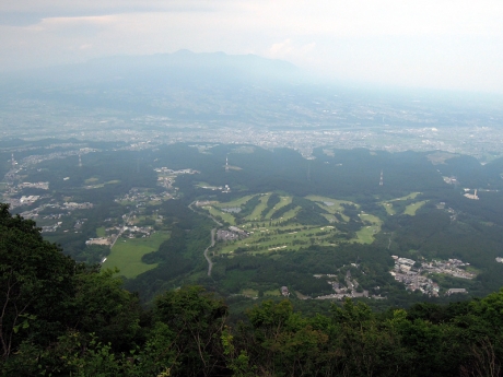 山の肩からの展望、薄っすらと赤城山が見える