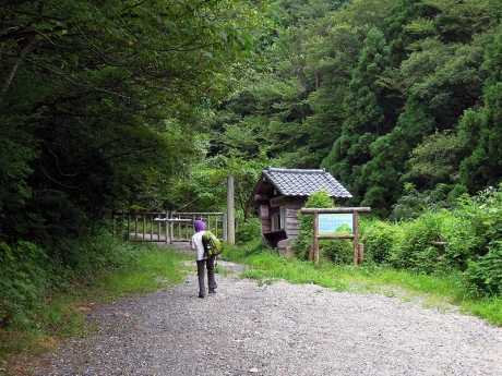 登山届受付の小屋とゲート