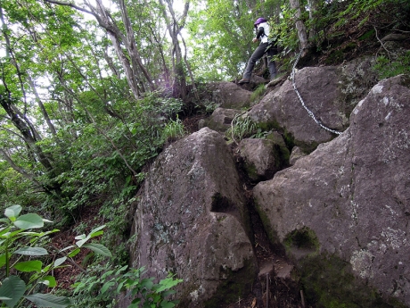 山頂手前の岩場