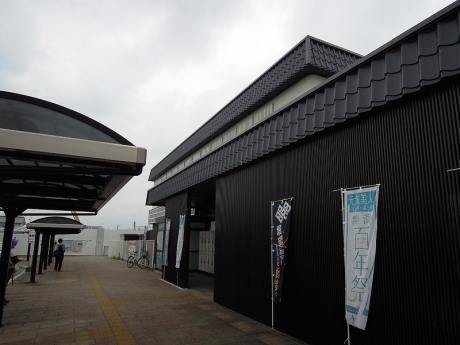 新発田駅の駅舎とバス停