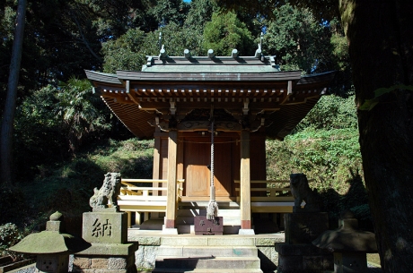 拝殿の右手から石段を上り本殿へ