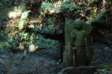 岩盤の道に佇む石仏