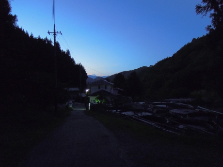 川沿いの車道を進む