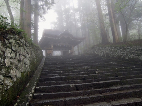 後向き門と石段