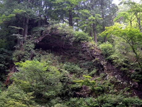 榛名川の対岸に見える奇岩・鞍掛岩(くらかけいわ)