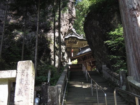 石段をのぼって神門、双龍門へ