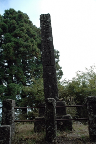 本坂追分にたつ宝暦十一(1761)年建立の道標