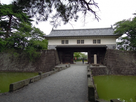 正面から見た表門