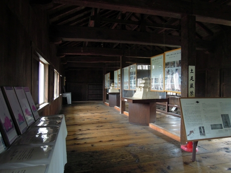 本丸表門の二階には資料が展示されている
