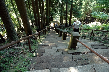 登拝門をくぐると急な石段になる