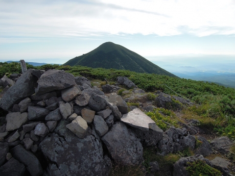 小岳の山頂の向こうに高田大岳
