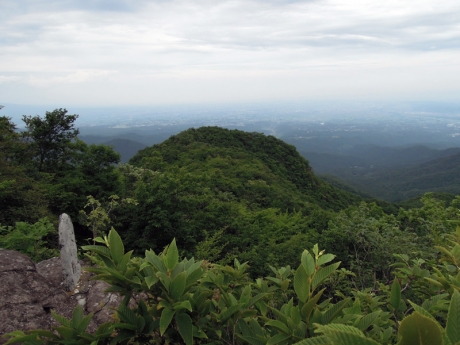 山頂岩場から南東方向の展望