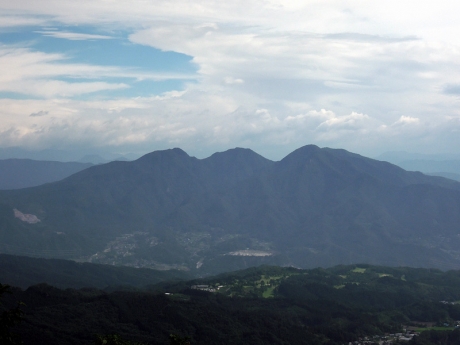 左から十二ヶ岳、中ノ岳、小野子山