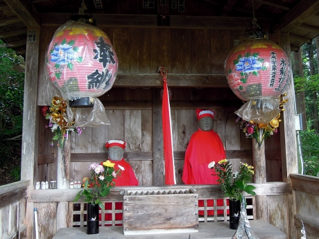 地蔵堂に祀られた延命地蔵と子育地蔵