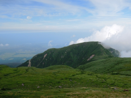 御浜小屋手前から稲倉岳