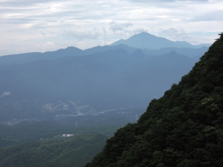 天狗山・西峰の左手に浅間山が見える