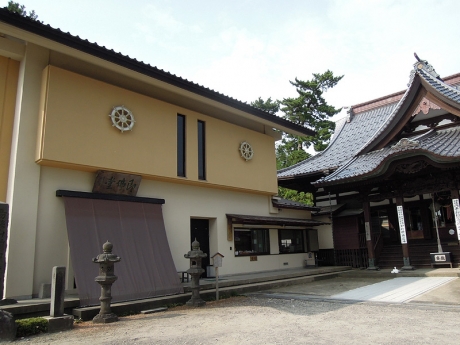 本堂のわきに建つ即身仏堂
