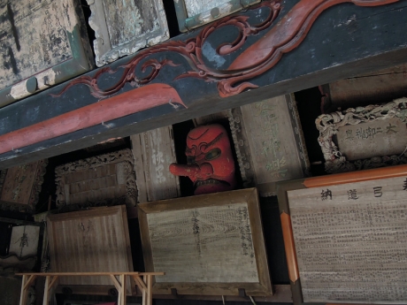 榛名神社・額殿の天狗の面