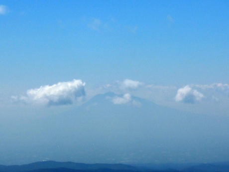 赤倉岳山頂付近から岩木山を眺める