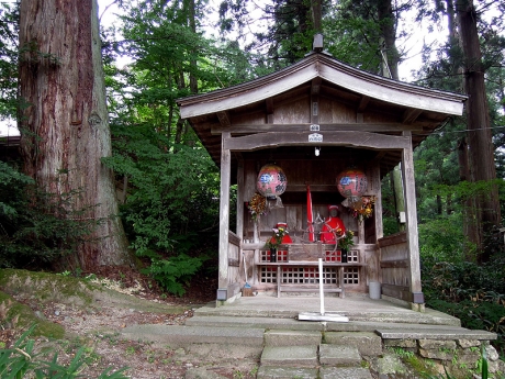 延命地蔵と子育地蔵を祀った地蔵堂