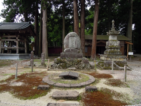 開基上人碑・宝篋印塔・鐘楼・柴燈大護摩炉