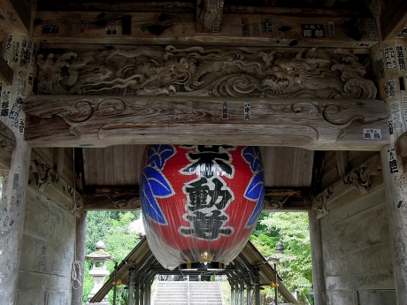 山門の彫刻と大提灯