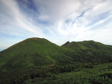 小岳山頂から大岳と井戸岳の眺め