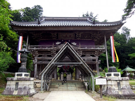 正面から見た山門