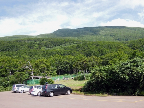大平山荘駐車場から鳥海山
