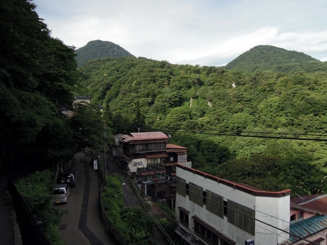神社の境内からも湯元通りに出られる