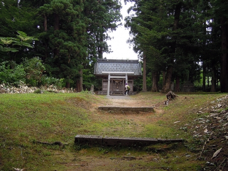 境内の奥まった場所にひっそりと鎮座する日吉神社
