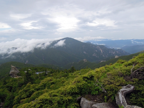 山頂手前から小川山