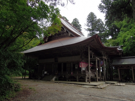 向かって左手から見た本堂