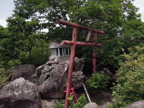 岩場にたつ鳥居と小さなふたつの祠
