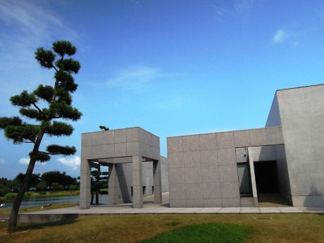 飯森山公園の入口側から見た記念館