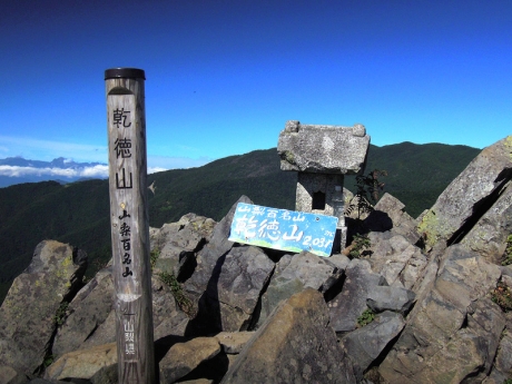 山頂に祀られた石の祠
