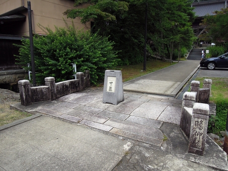 石造りの瞻仰橋を渡る