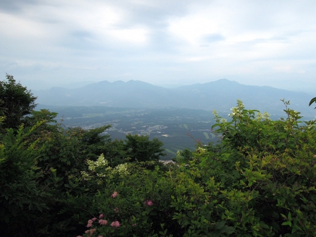 山頂から十二ヶ岳と子持山