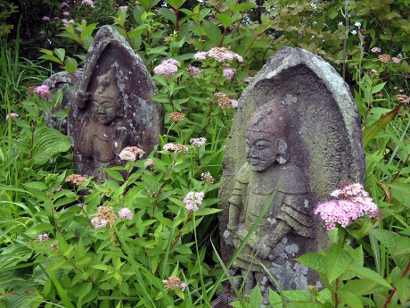 石仏とシモツケの花