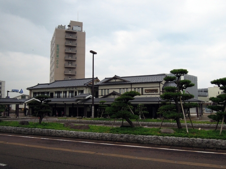 駅前のロータリー、その向こうに竹内旅館と新発田第一ホテル