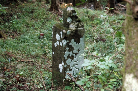 大山への道を示す古い道標
