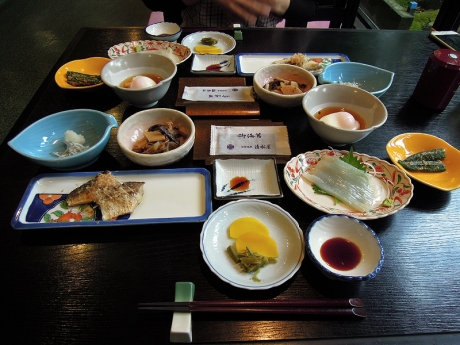 1階の食事処で朝食をいただく