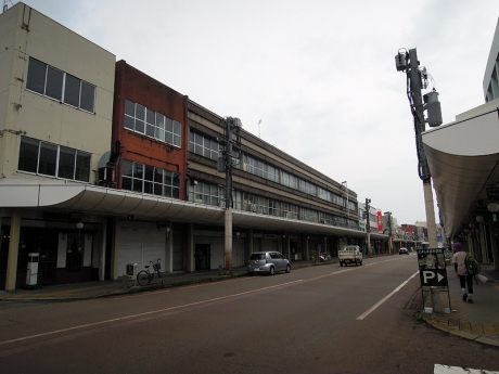 新発田駅から商店街を進み、新発田城に向かう