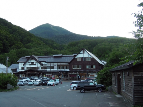 酸ヶ湯温泉とその後方にそびえる大岳