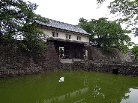 江戸時代から現存する本丸の表門