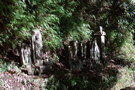 道の脇に庚申塔や供養塔などの石塔が並ぶ