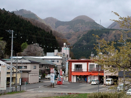 駅前から見た東鳴子の町