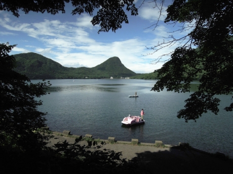 33号線沿いの道から榛名湖、烏帽子岳、鬢櫛山