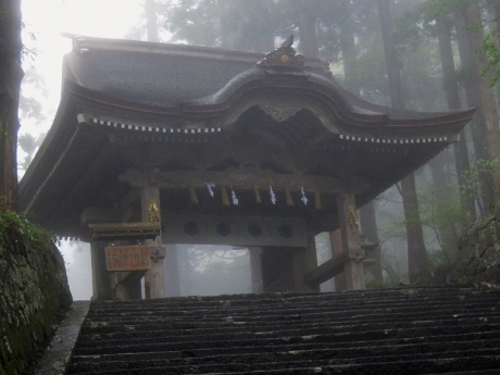 後向き門
