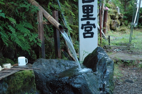 飛騨口里宮の湧水で目を覚ます